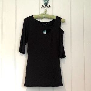 Exposed shoulder and key hole black top